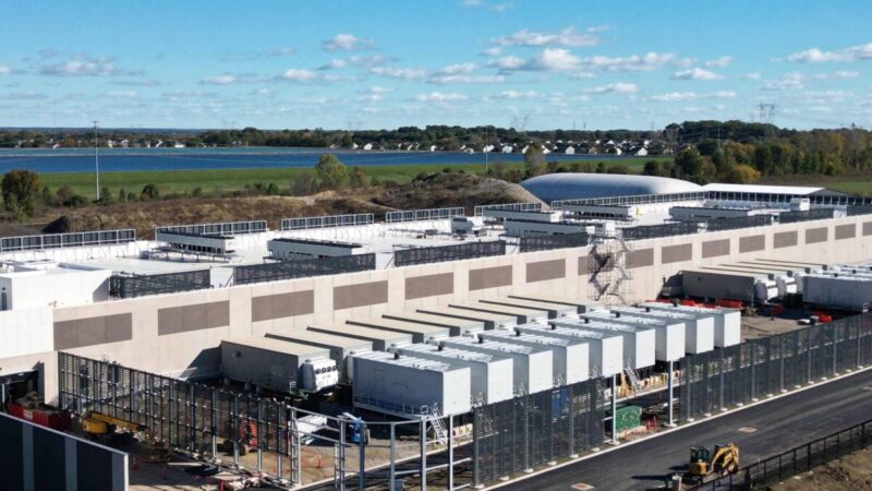 Boom de data centers para IA nos EUA enfrenta crise com atrasos e dívidas