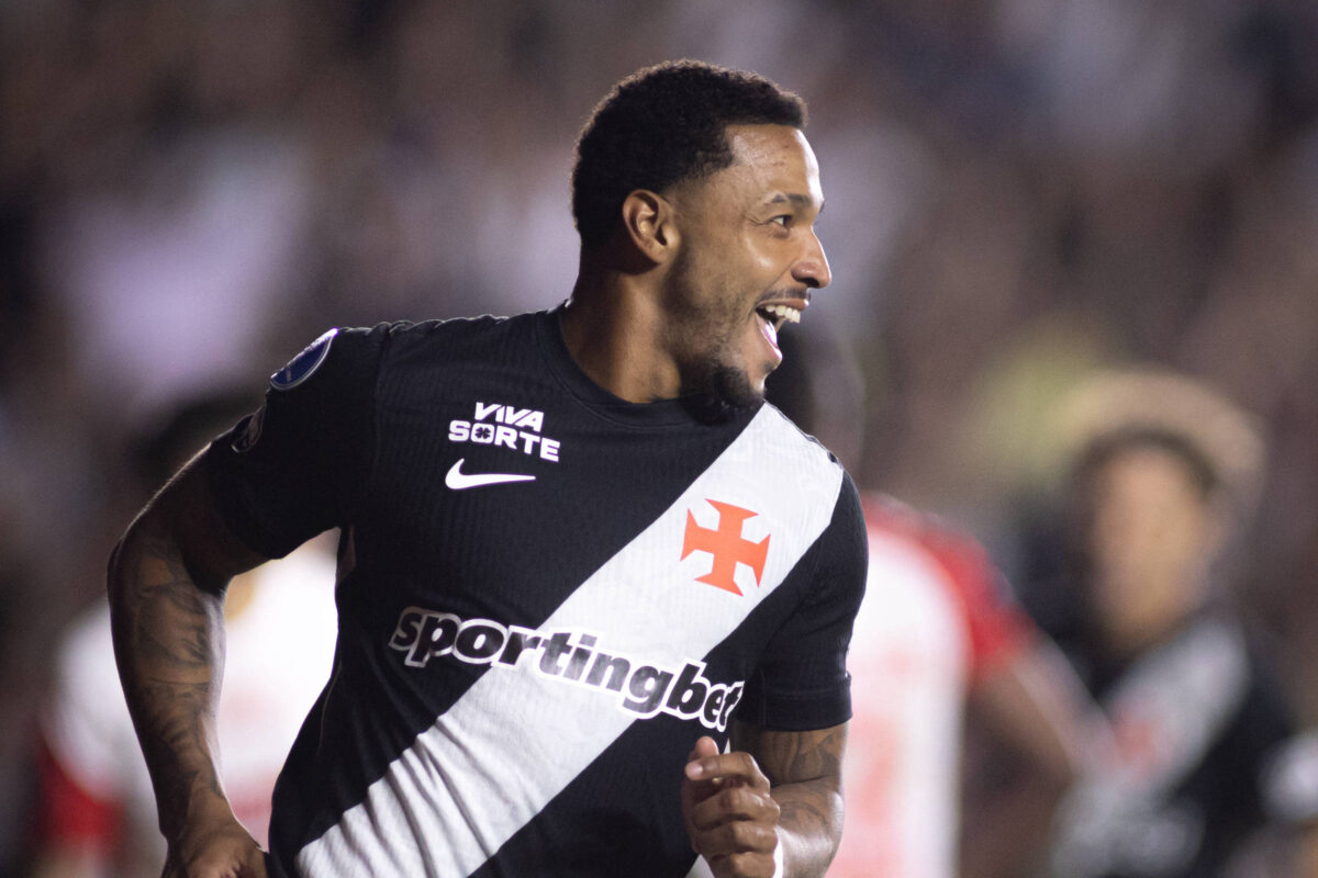 Jogador do Vasco entrega passaporte à Justiça em investigação policial