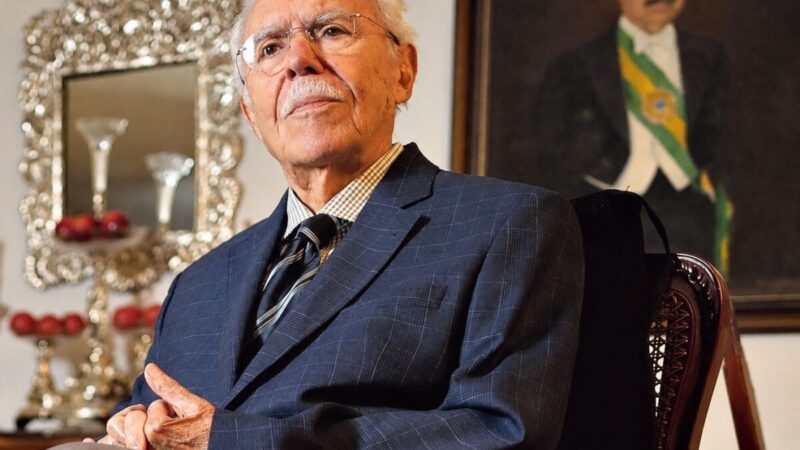 José Sarney recebe alta hospitalar após cirurgia no Maranhão