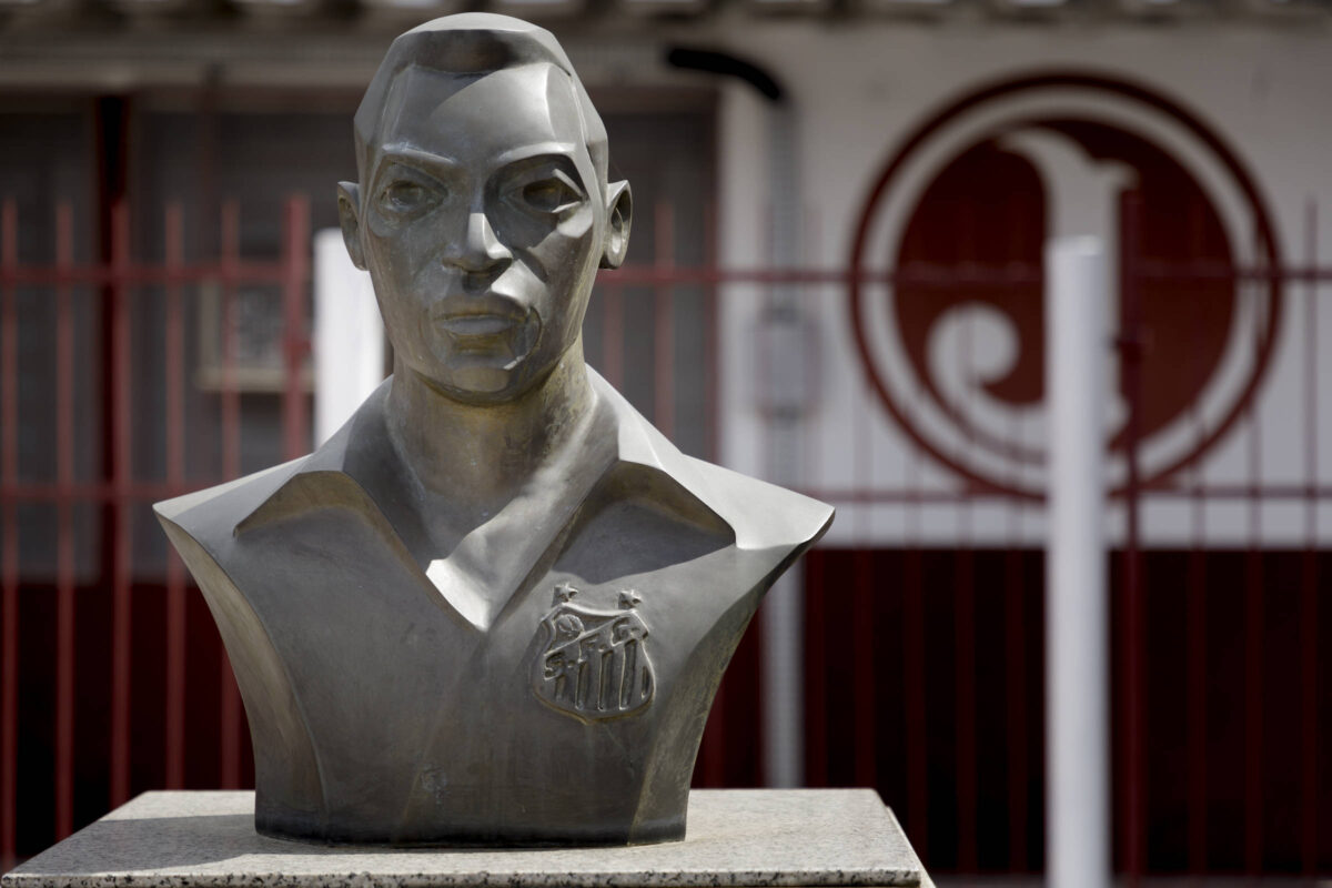 Juventus da Mooca retira busto de Pelé da rua Javari durante reformas