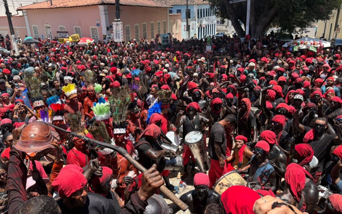 Laranjeiras celebra tradição com Lambe-Sujos e Caboclinhos