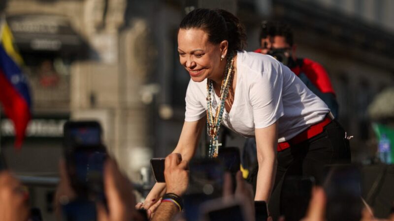 Maria Corina Machado retorna à Venezuela após quase um ano no exílio