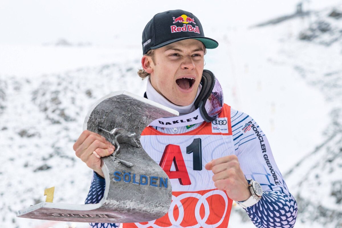 Lucas Pinheiro Braathen vence abertura da Copa do Mundo de esqui alpino