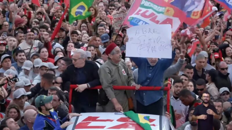 Lula vai entregar ao TSE autorização para quebra de sigilo próprio e da família