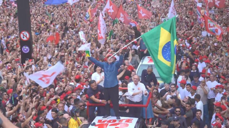 Lula encerra campanha na Avenida Paulista e destaca adesão popular
