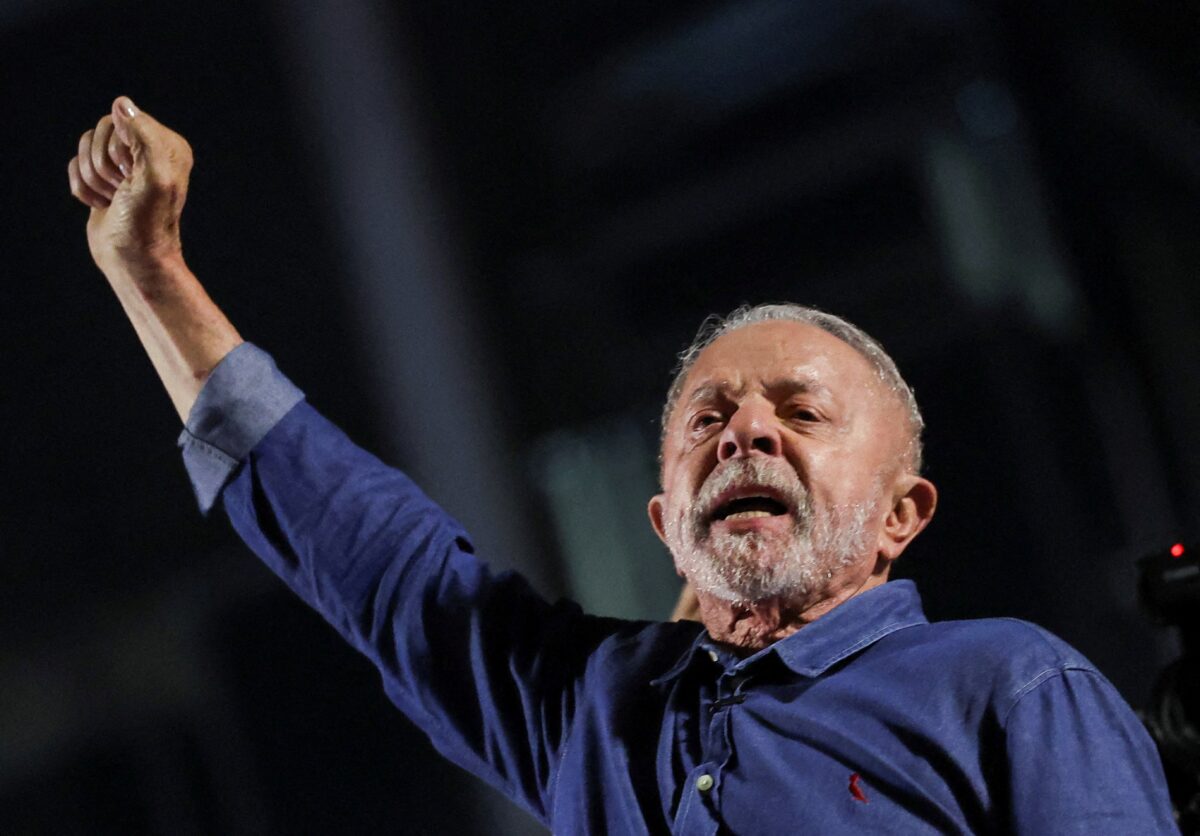 Lula ganhou mais votos do que Flávio Bolsonaro nas 20 cidades com maior queda de abstenção no 2º turno