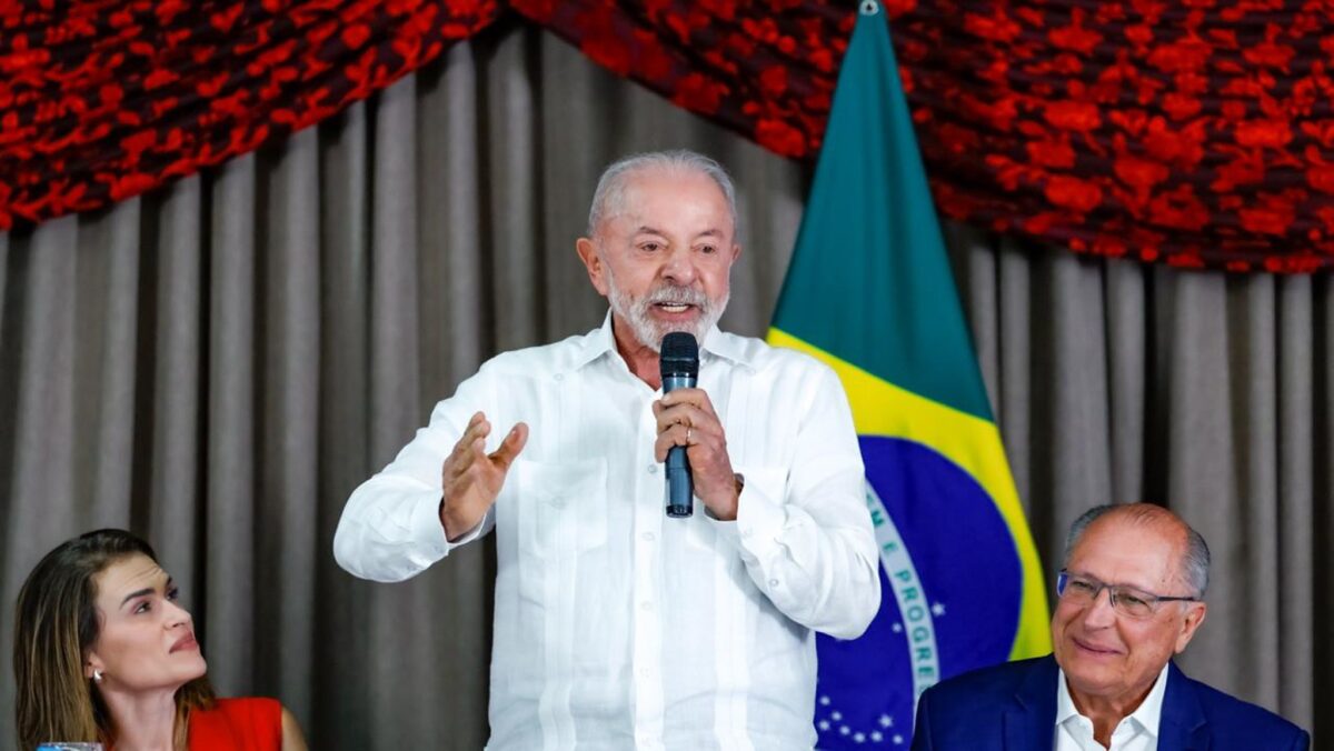 Lula promete criar Pé-de-Meia para universitários se for reeleito