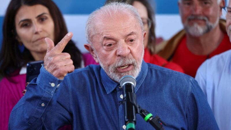 Lula protocola documento no TSE em que diz que libera a divulgação de sigilos dele e de parentes se Flávio também o fizer