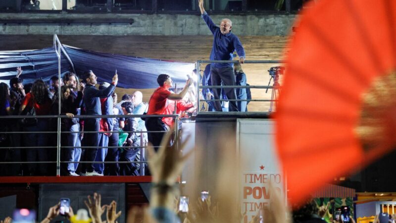 Lula resgata hino histórico na Paulista em disputa por símbolos