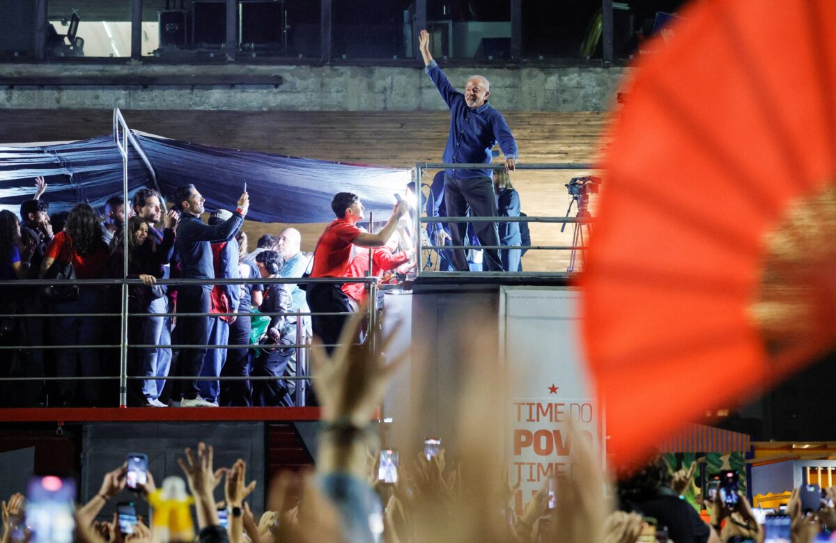 Lula resgata hino histórico na Paulista em disputa por símbolos