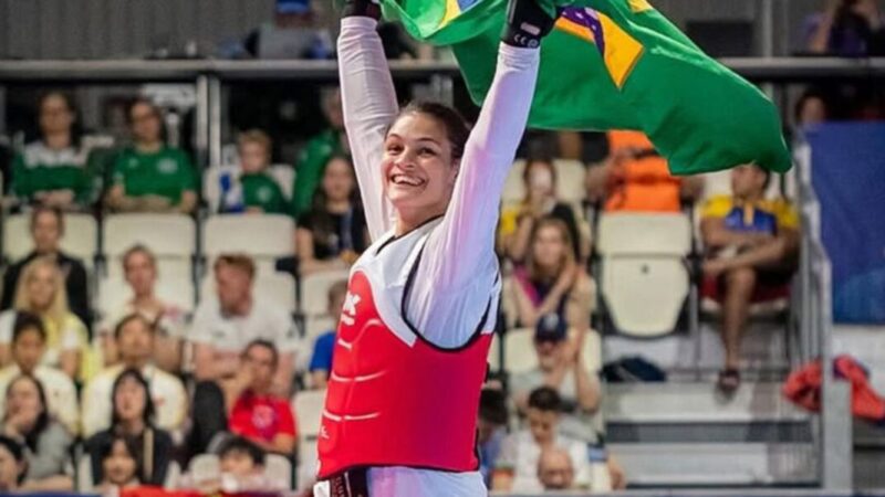 Maria Clara Pacheco conquista ouro no Grand Prix de Paris