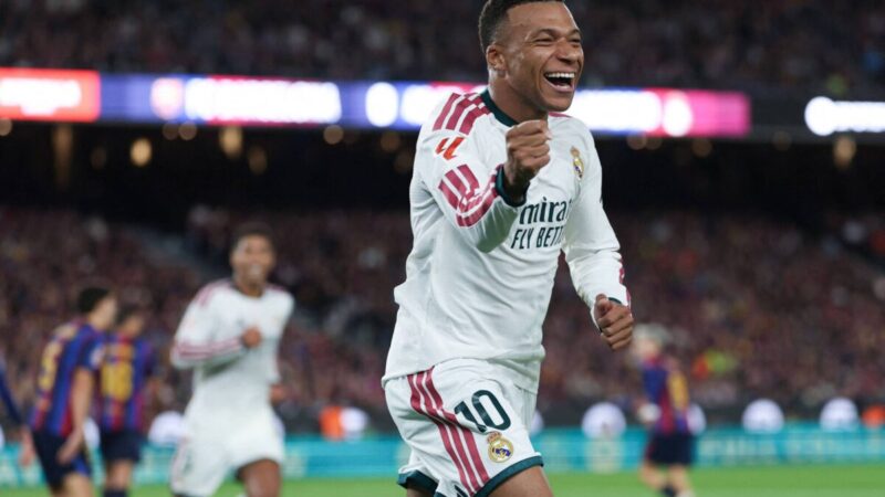 Mbappé marca dois e Real Madrid acaba com a invencibilidade do Barça no Espanhol