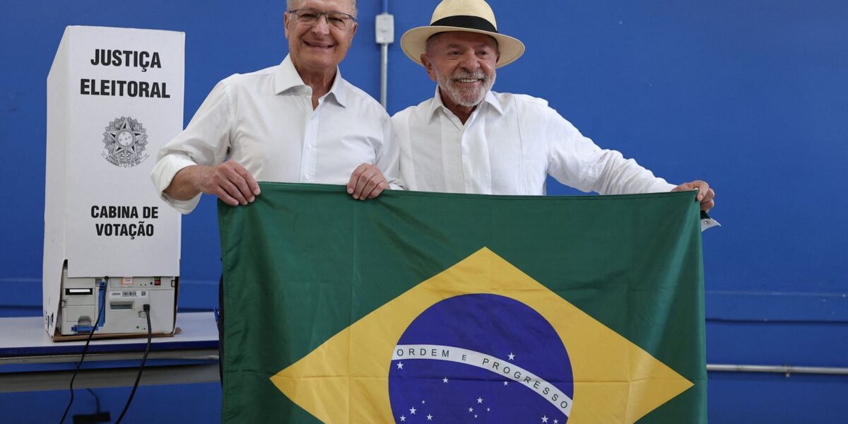 Mendonça ordena exclusão de fake news sobre Lula e bandeira nacional