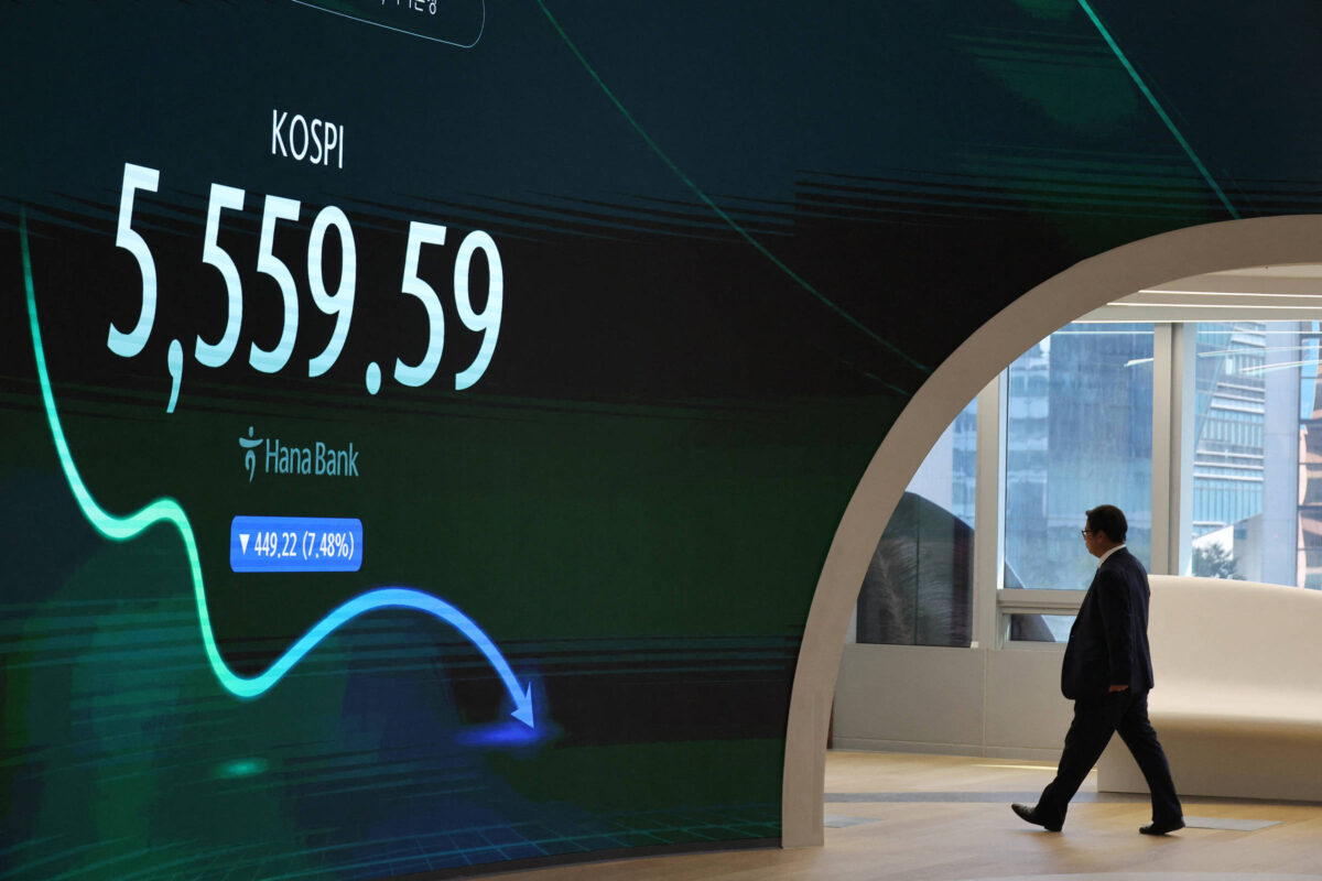 Bolsas asiáticas desabam com inflação nos EUA e crise em inteligência artificial