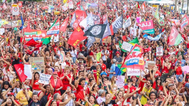 Ato em Copacabana reúne milhares em defesa da democracia e de Lula