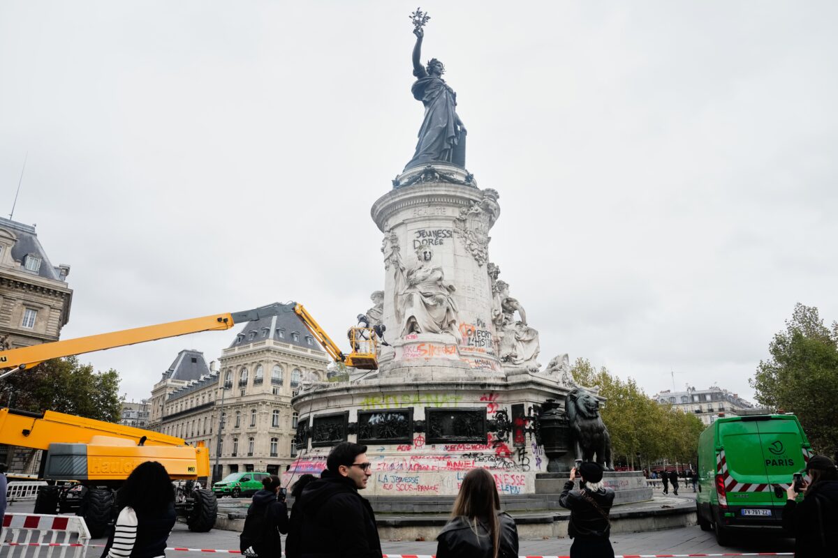 França decreta toque de recolher após onda de protestos violentos