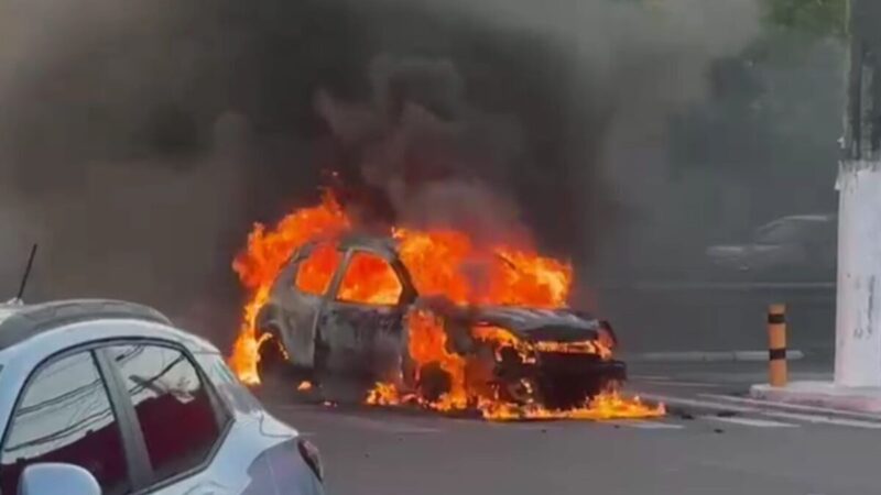 Incêndio destrói carro em cruzamento movimentado de Aracaju