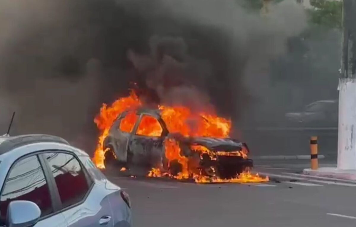 Incêndio destrói carro em cruzamento movimentado de Aracaju