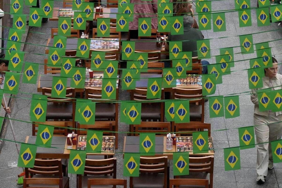 The Economist aponta que Lula e Flávio Bolsonaro falharão na economia