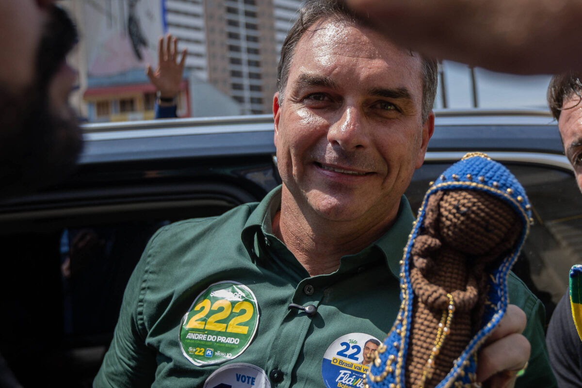 Flávio Bolsonaro e a estratégia de manipulação eleitoral da fé