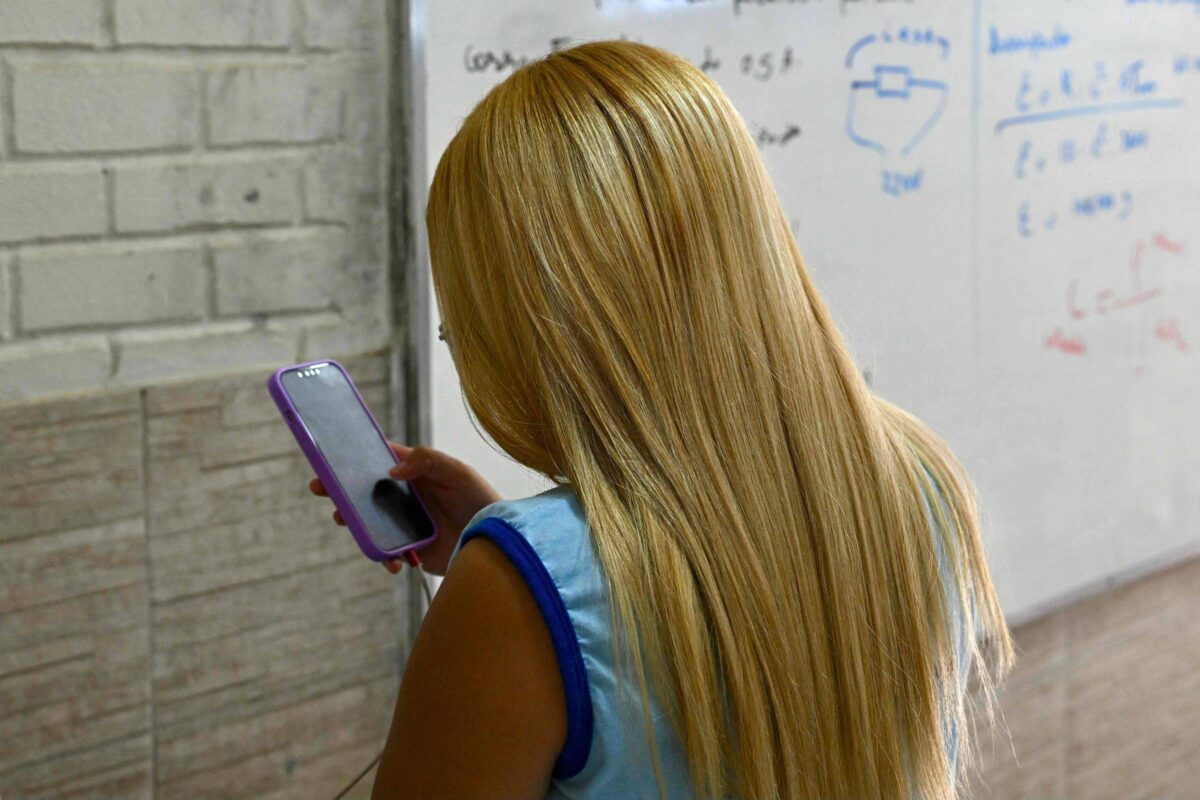 Noruega quer proibir jogos e redes sociais para menores de 16 anos