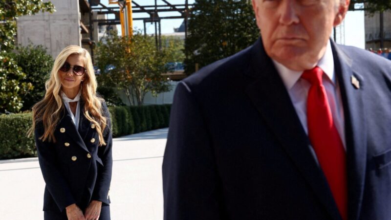Secretária de imprensa de Trump renuncia após cinco dias no cargo