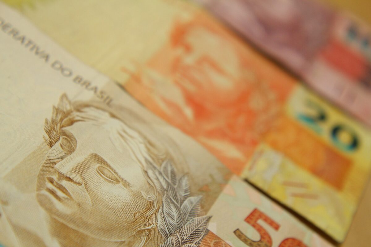 FMI aponta desaceleração da economia brasileira e projeta alta de 1,9% para 2027
