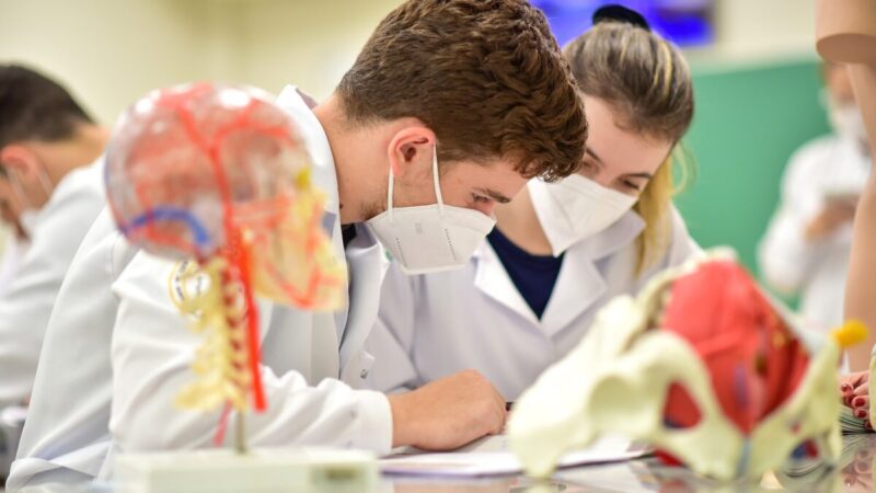 Comissão do congresso aprova medida provisória que cria o Enamed para estudantes de medicina