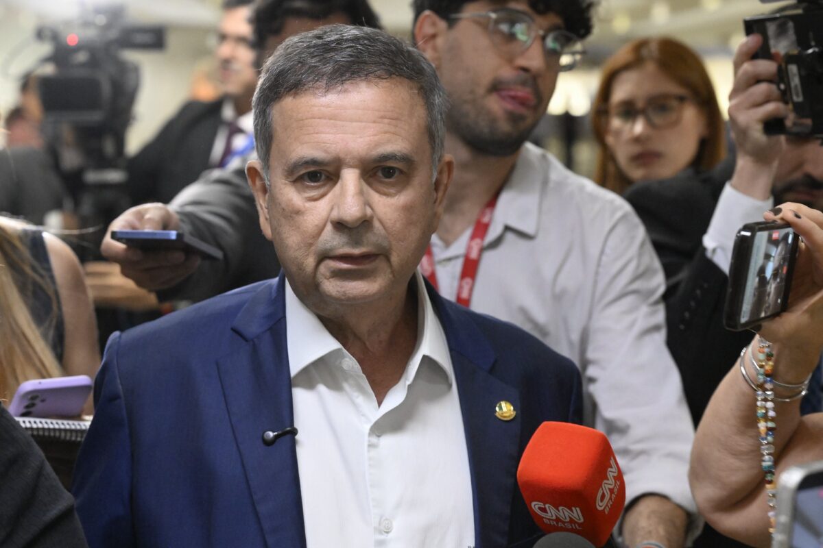 Oposição no senado tenta adiar votação do fim da escala 6×1