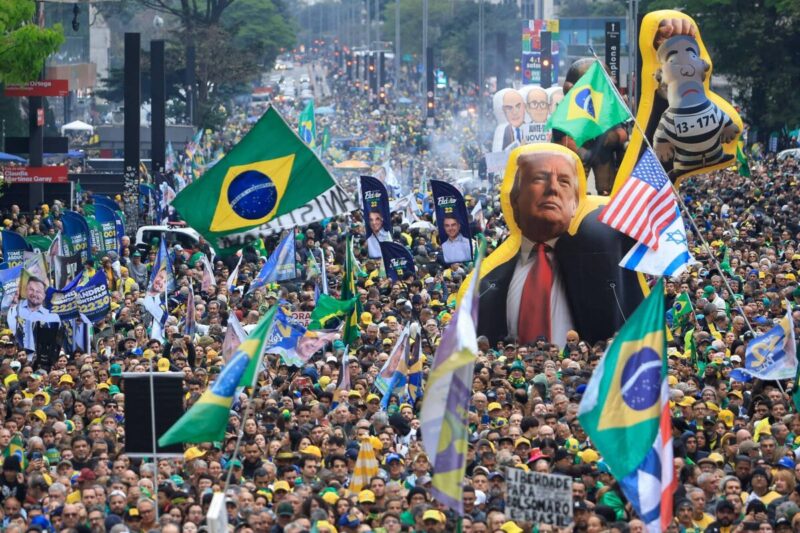 Flávio Bolsonaro aprofunda laços com Trump e mira apoio dos EUA