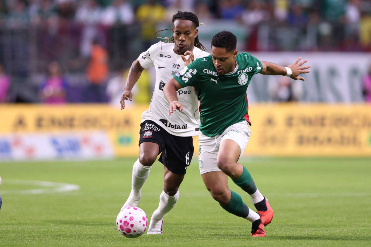 Palmeiras goleia, afunda o Corinthians e segue na cola do Flamengo
