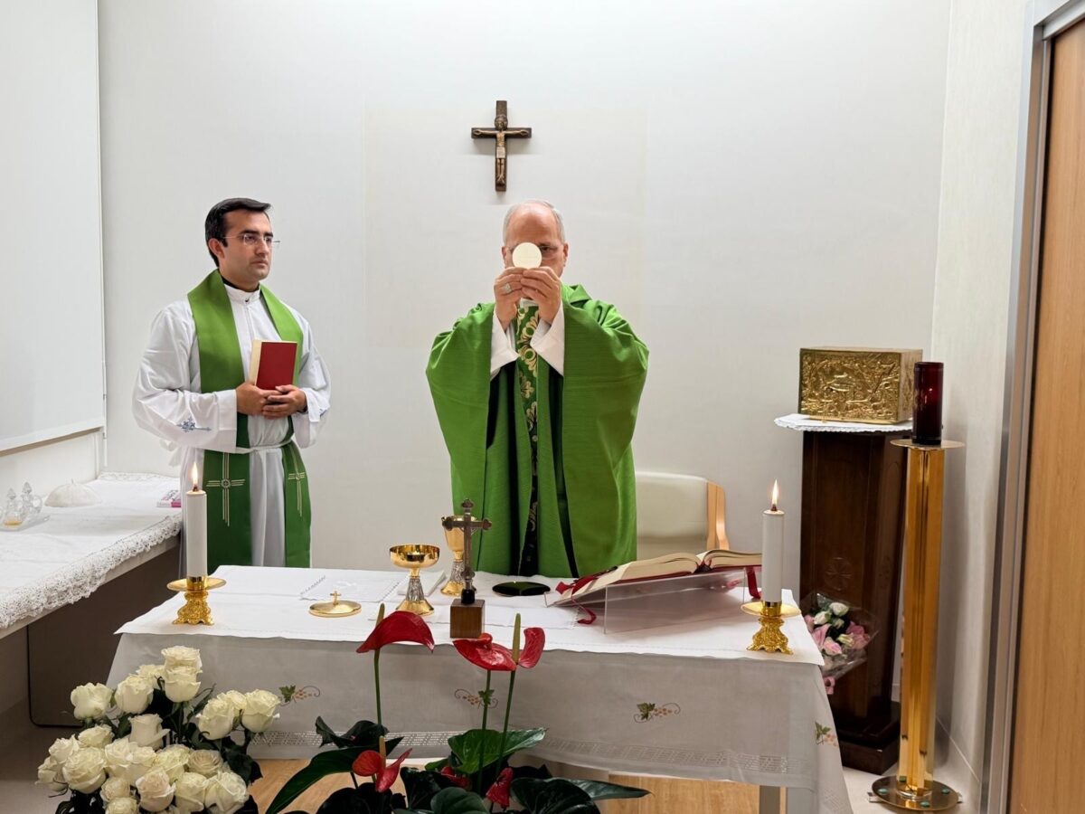 Papa Leão XIV liga para Putin do hospital e pede corredor humanitário