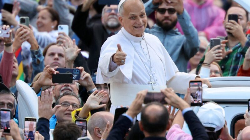 Papa Leão XIV retorna ao Vaticano e emociona fiéis em primeiro evento após cirurgia de câncer