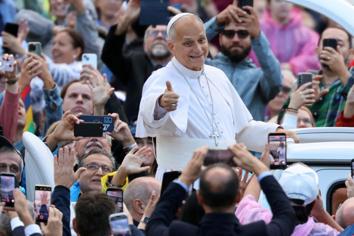 Papa Leão XIV retorna ao Vaticano e emociona fiéis em primeiro evento após cirurgia de câncer