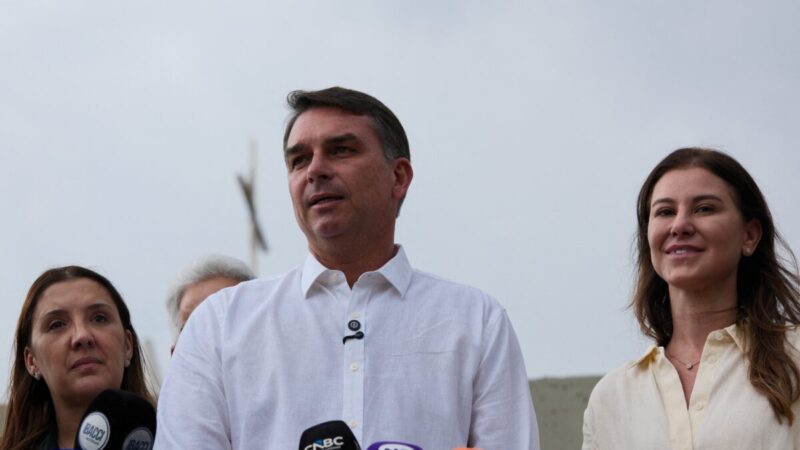 Governo Lula aponta falsidade em apoio de Flávio Bolsonaro à PEC da escala 6×1