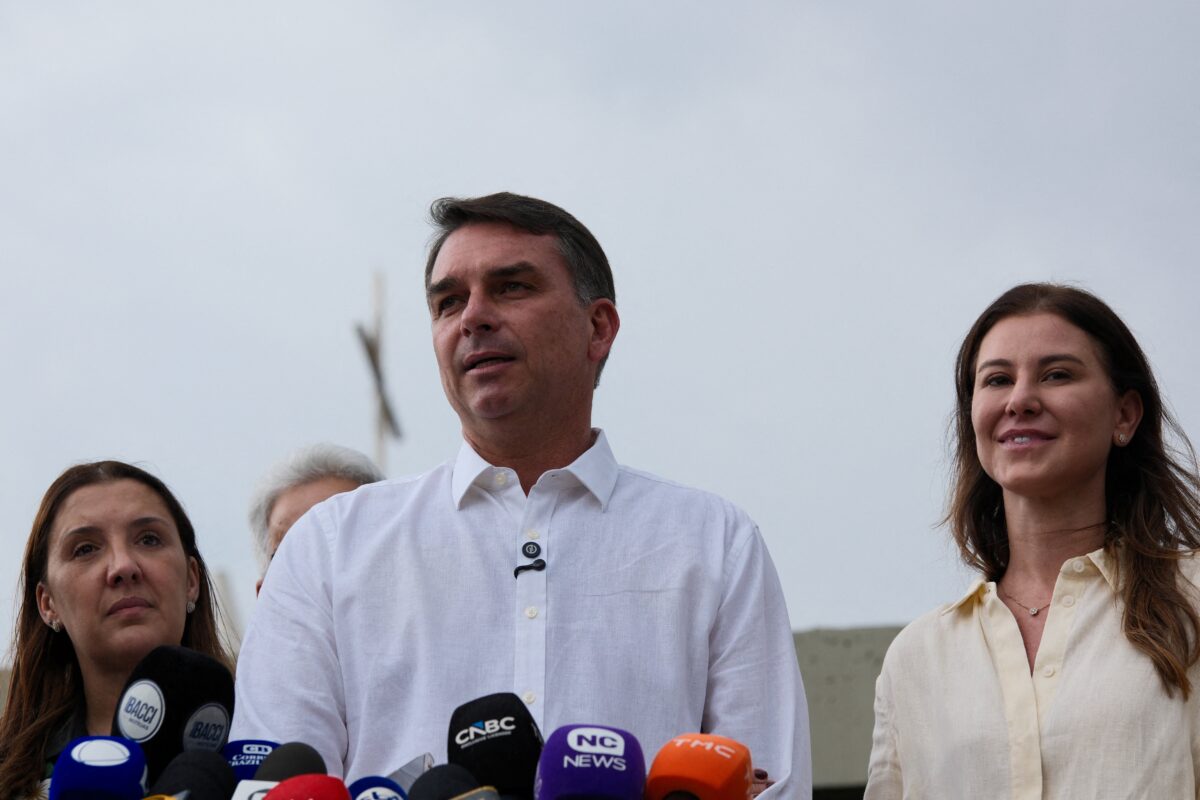 Governo Lula aponta falsidade em apoio de Flávio Bolsonaro à PEC da escala 6×1