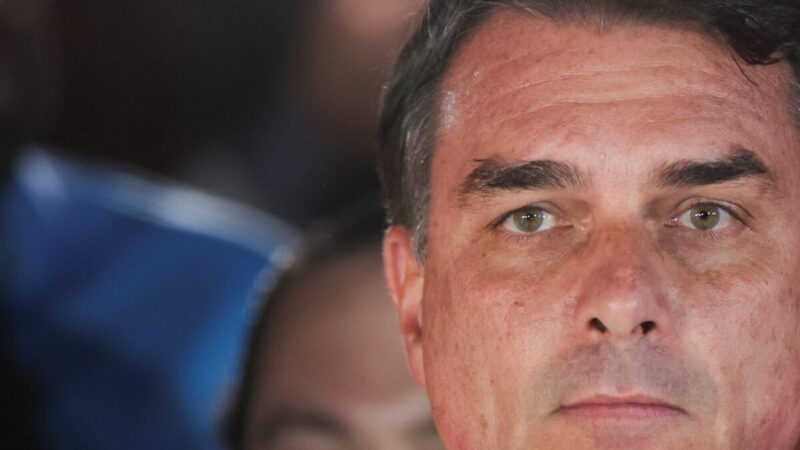 Polícia Federal investiga se Flávio Bolsonaro deixou o país pela Argentina