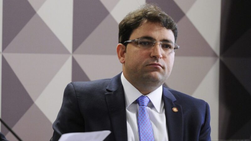 Polícia Federal acha sala oculta com máquina de contar dinheiro em hangar de aliado de Flávio Bolsonaro