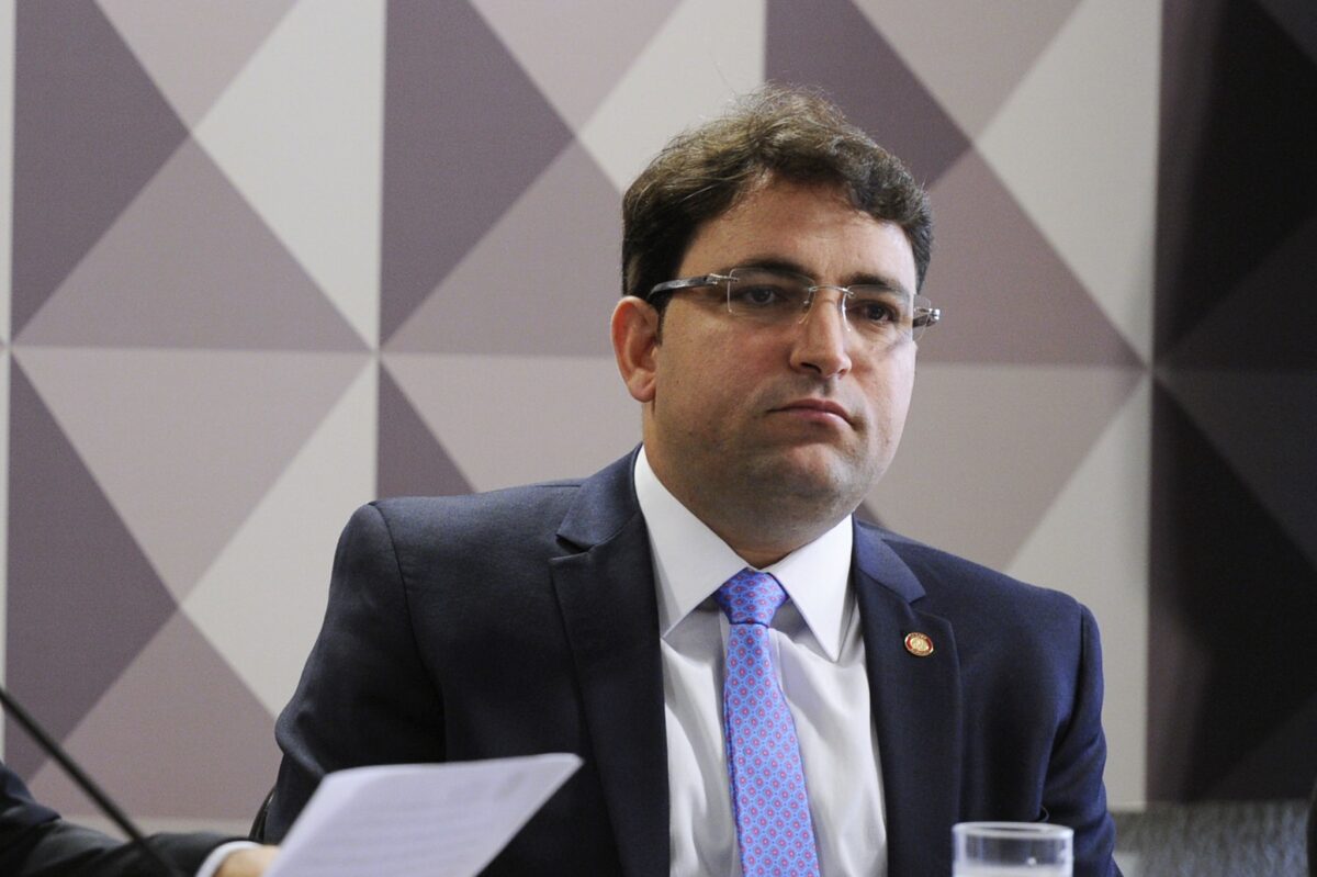 Polícia Federal acha sala oculta com máquina de contar dinheiro em hangar de aliado de Flávio Bolsonaro