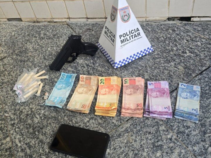 Três Rios: polícia militar apreende drogas, dinheiro e réplica de arma