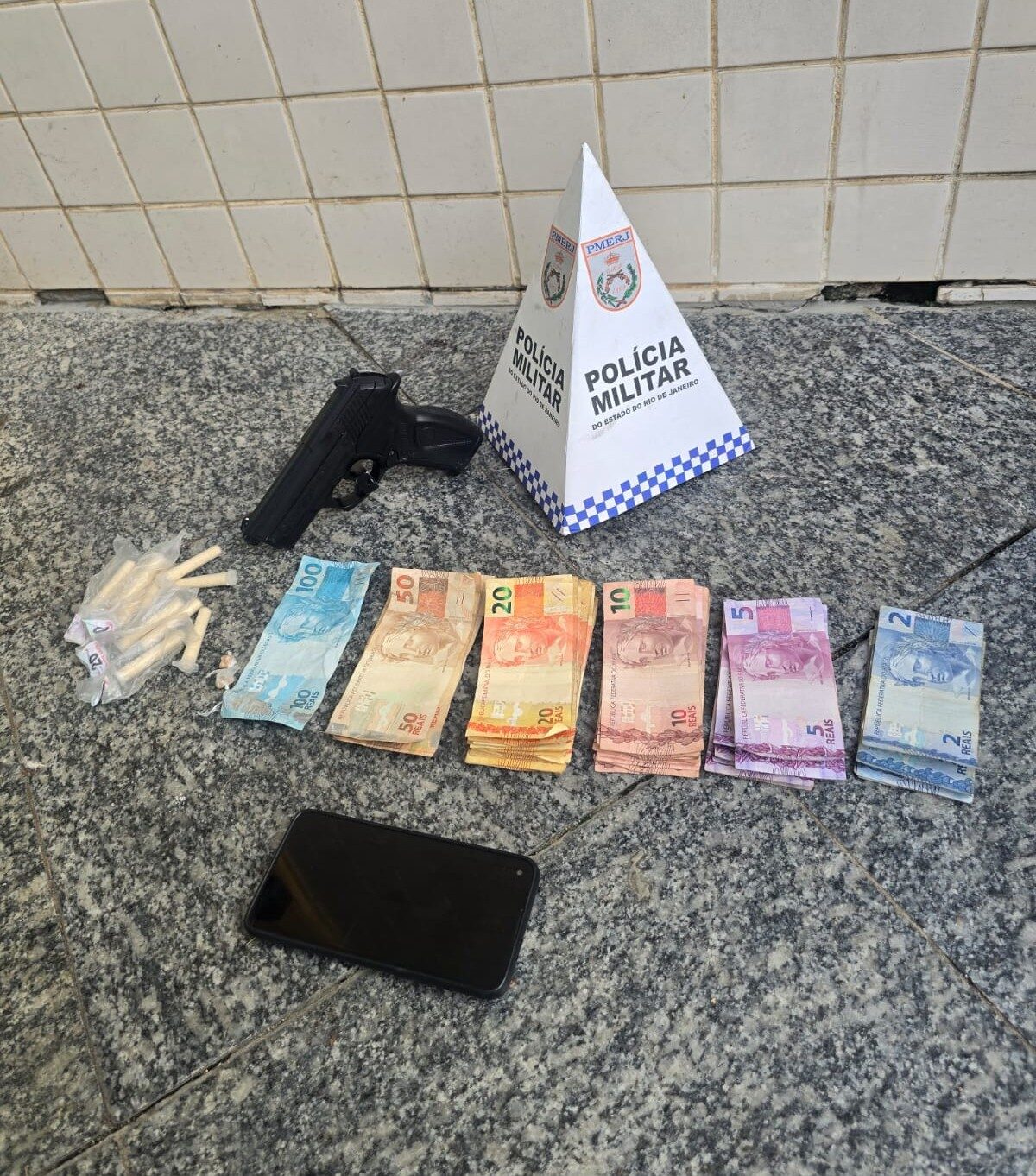 Três Rios: polícia militar apreende drogas, dinheiro e réplica de arma