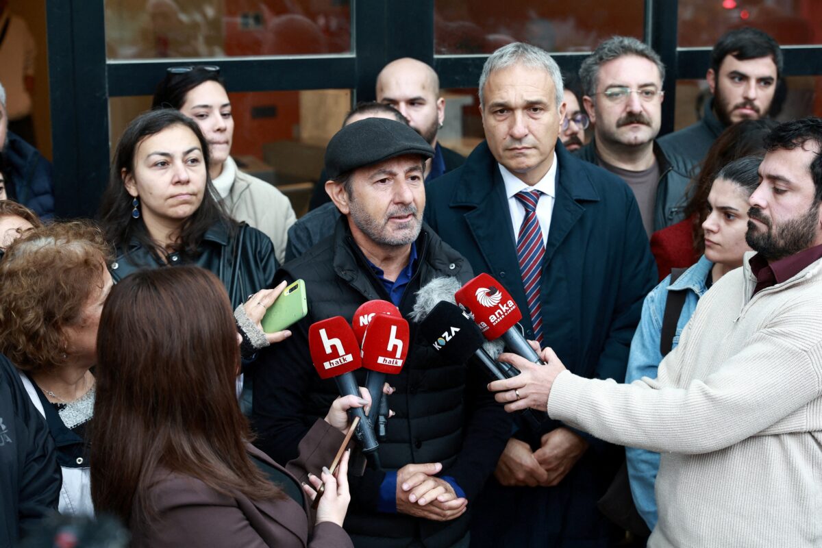 Polícia da Turquia invade sede de TV oposicionista e prende 11