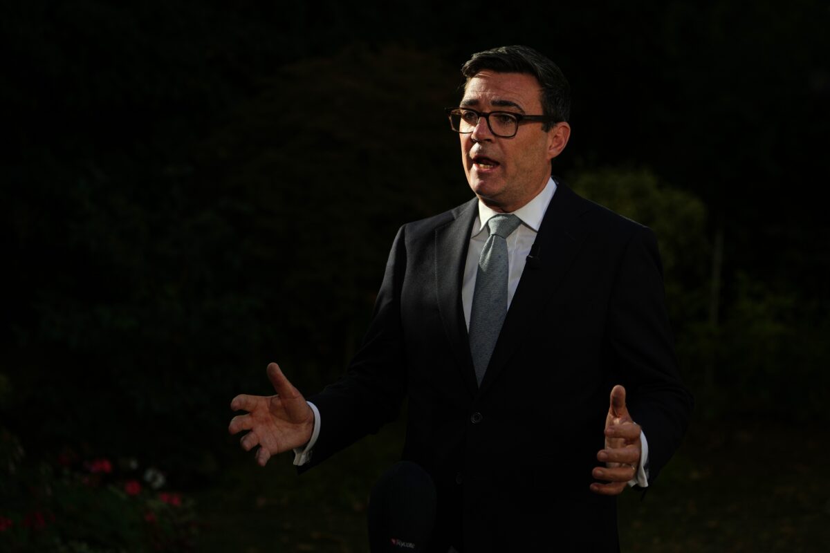 Premiê britânico avalia desculpas pela escravidão e descarta indenização