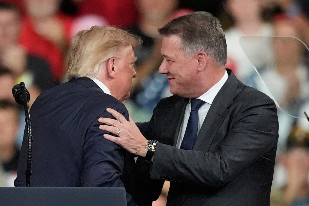 Presidente da Audi é criticado por participação em comício de Trump
