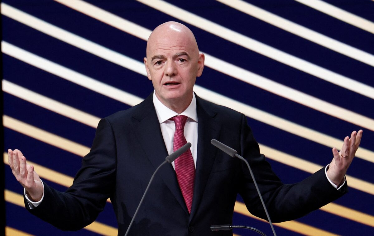 Presidente da FIFA recebeu US$ 1,7 milhão não declarado da Copa do Mundo, diz TV