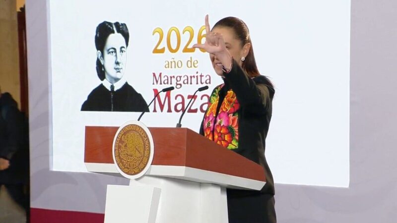 Presidente do México faz gesto com as mãos para celebrar triunfo de Lula