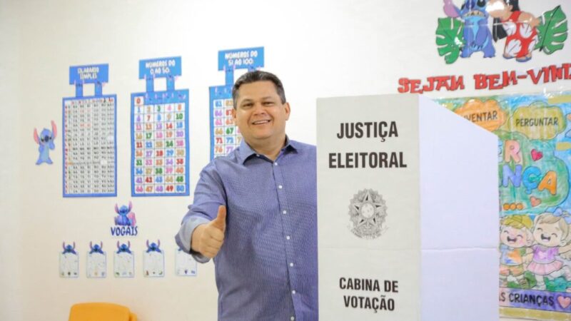 Davi Alcolumbre vota no Amapá e pede respeito na decisão das urnas