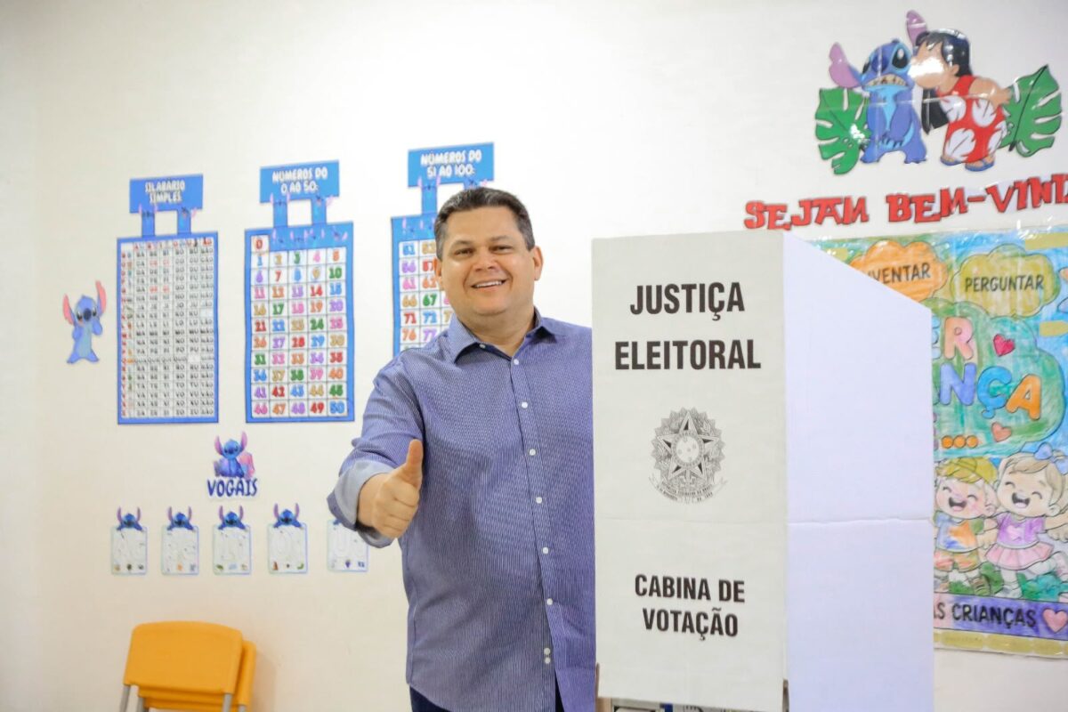 Davi Alcolumbre vota no Amapá e pede respeito na decisão das urnas