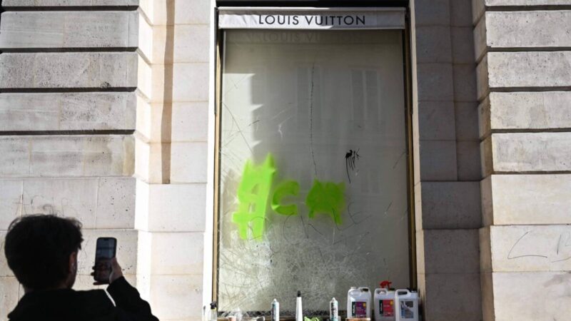Itens saqueados em protestos na França aparecem em sites de vendas