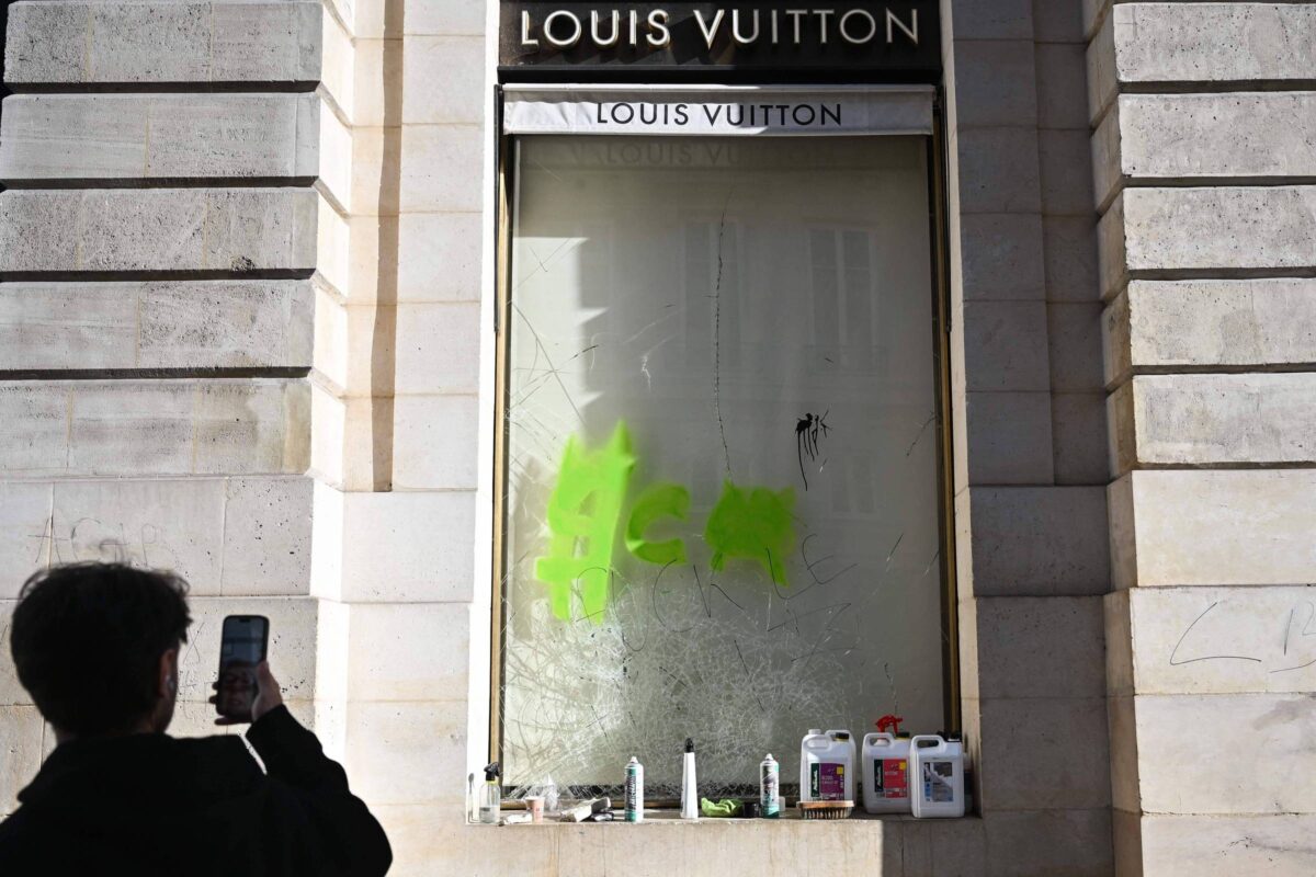 Produtos saqueados na França aparecem à venda em sites de revenda